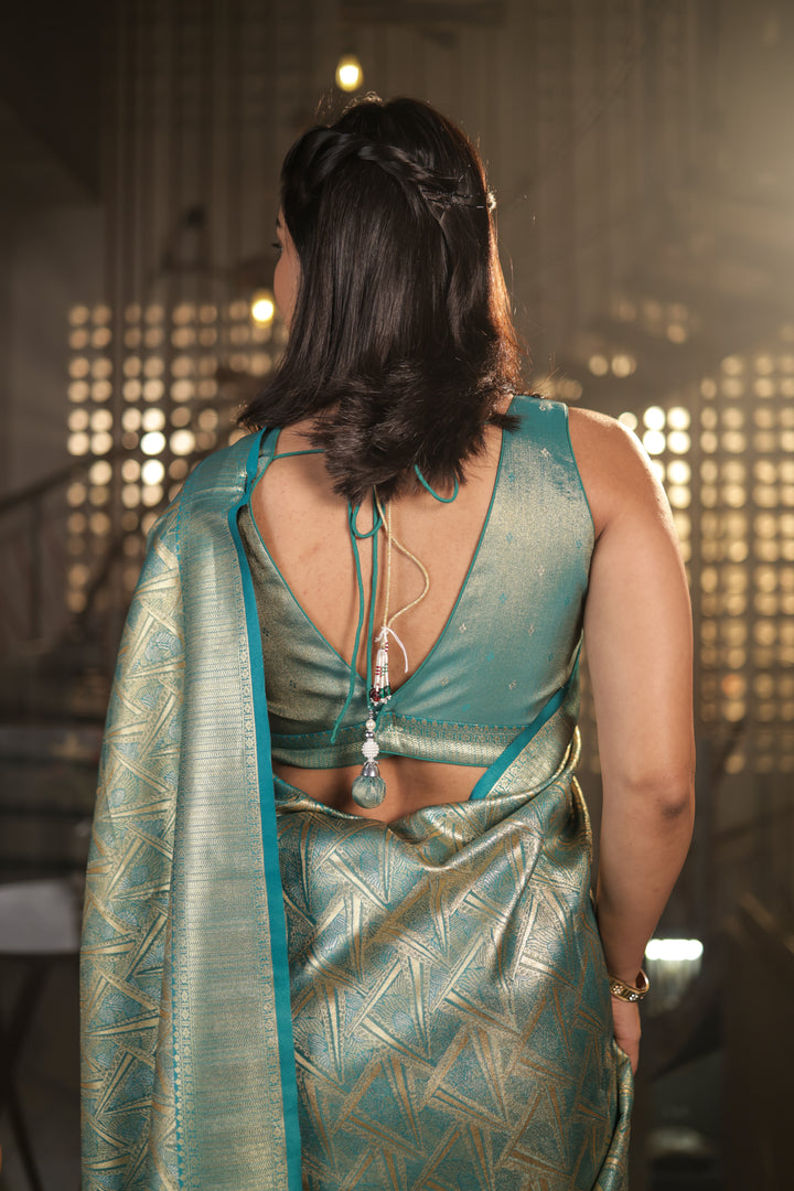 Lustrous Kanjivaram Silk Saree in Aqua Green with Unstitched Blouse