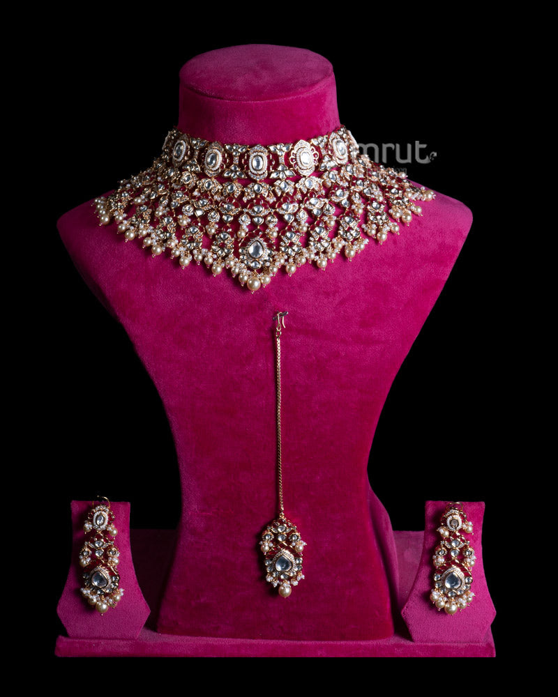 Bridal Choker Necklace Set with Pearls and Emerald Green Accents 01