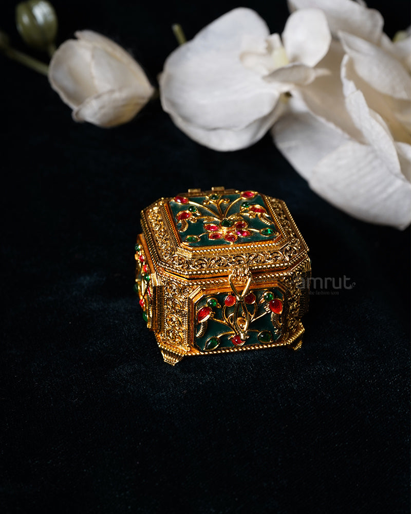 Golden Filigree and Polki Diamonds embellished Royal Sindur Dani 01