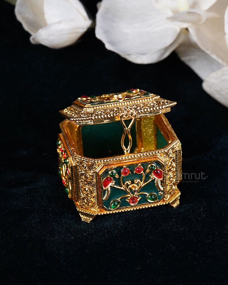 Golden Filigree and Polki Diamonds embellished Royal Sindur Dani 02