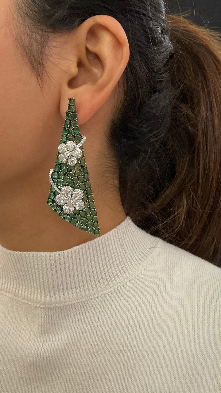 Royal Emerald Green Beaded Choker Necklace with Floral Diamond Motifs – Luxury Statement Collar