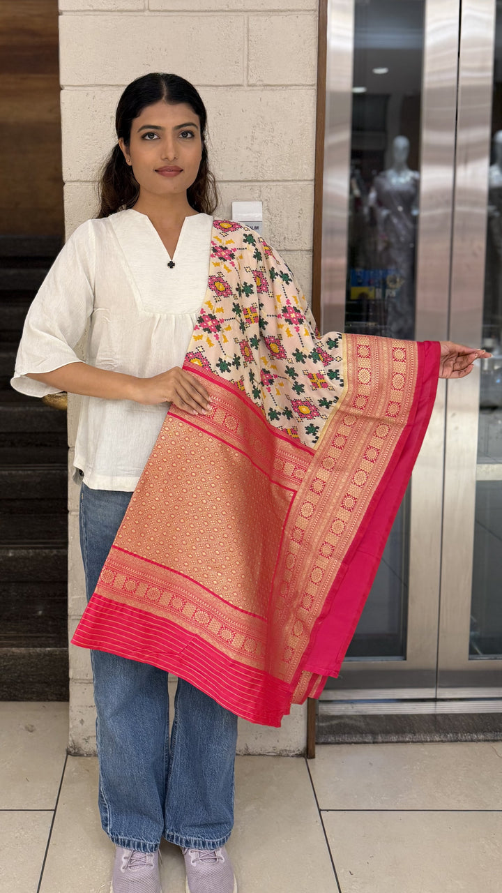 Royal Pink Chowkdi Bhat Patola Saree with Phool Motifs – Double Ikat Inspired Weaving