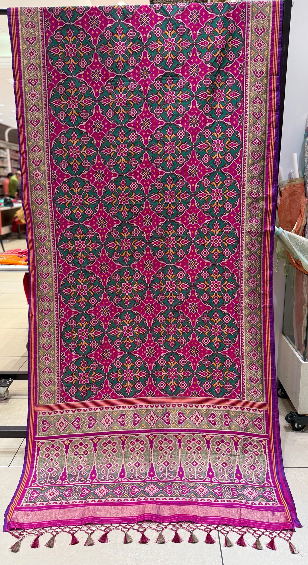 Rani Pink Nari Phool Bhat Patola Saree – Traditional Double Ikat Inspired Weaving