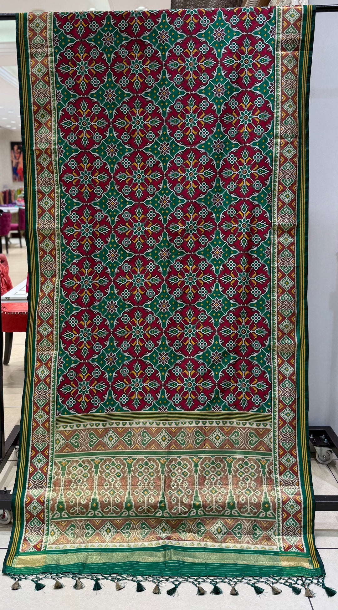 Green Nari Phool Bhat Patola Saree – Traditional Double Ikat Inspired Weaving