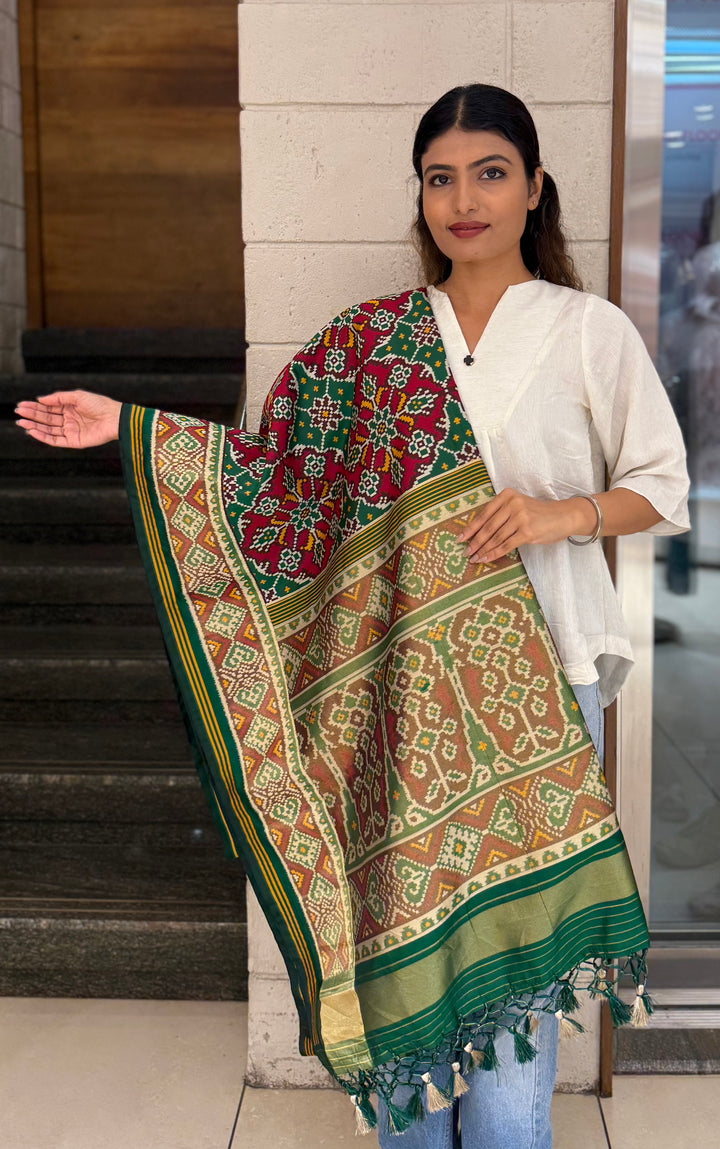 Green Nari Phool Bhat Patola Saree – Traditional Double Ikat Inspired Weaving