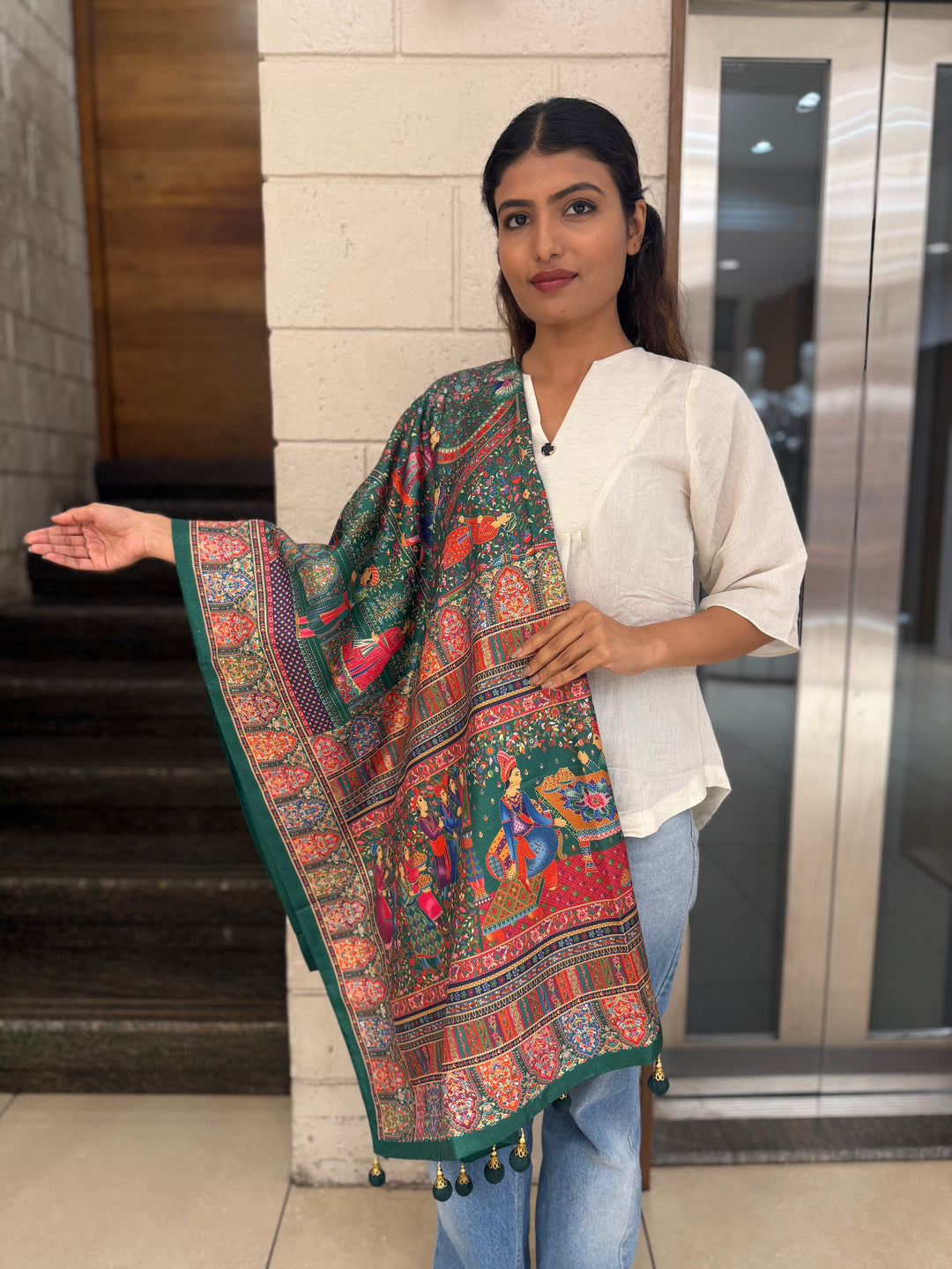 Royal Darbar Scene Patola Inspired Silk Saree with Traditional Heritage Weaving