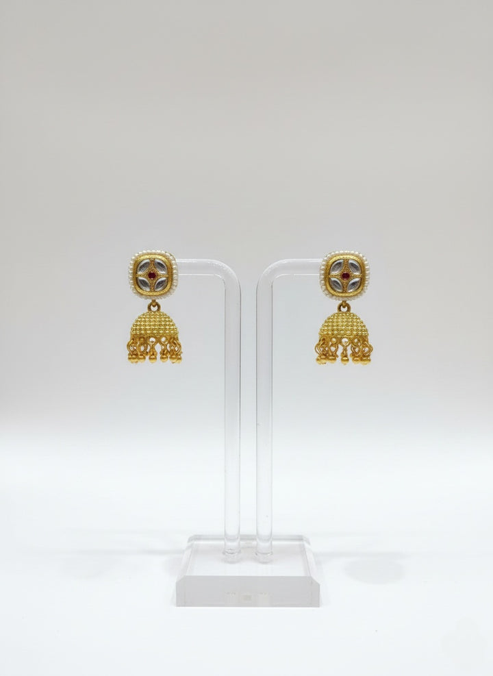 Elegant Gold Choker Necklace Set with Central Kundan Motif & Jhumka Earrings