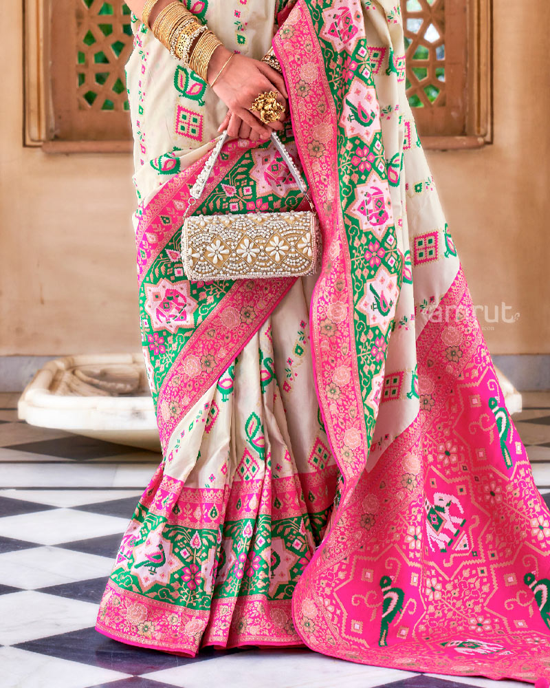 Light Beige Silk Saree With Contrast Peacock Motifs Printed Pallu