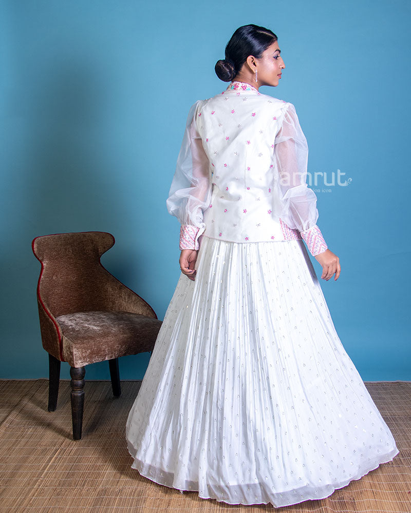 Karisma Kapoor ditches skimpy blouses for a long jacket with her white  Manish Malhotra lehenga | VOGUE India